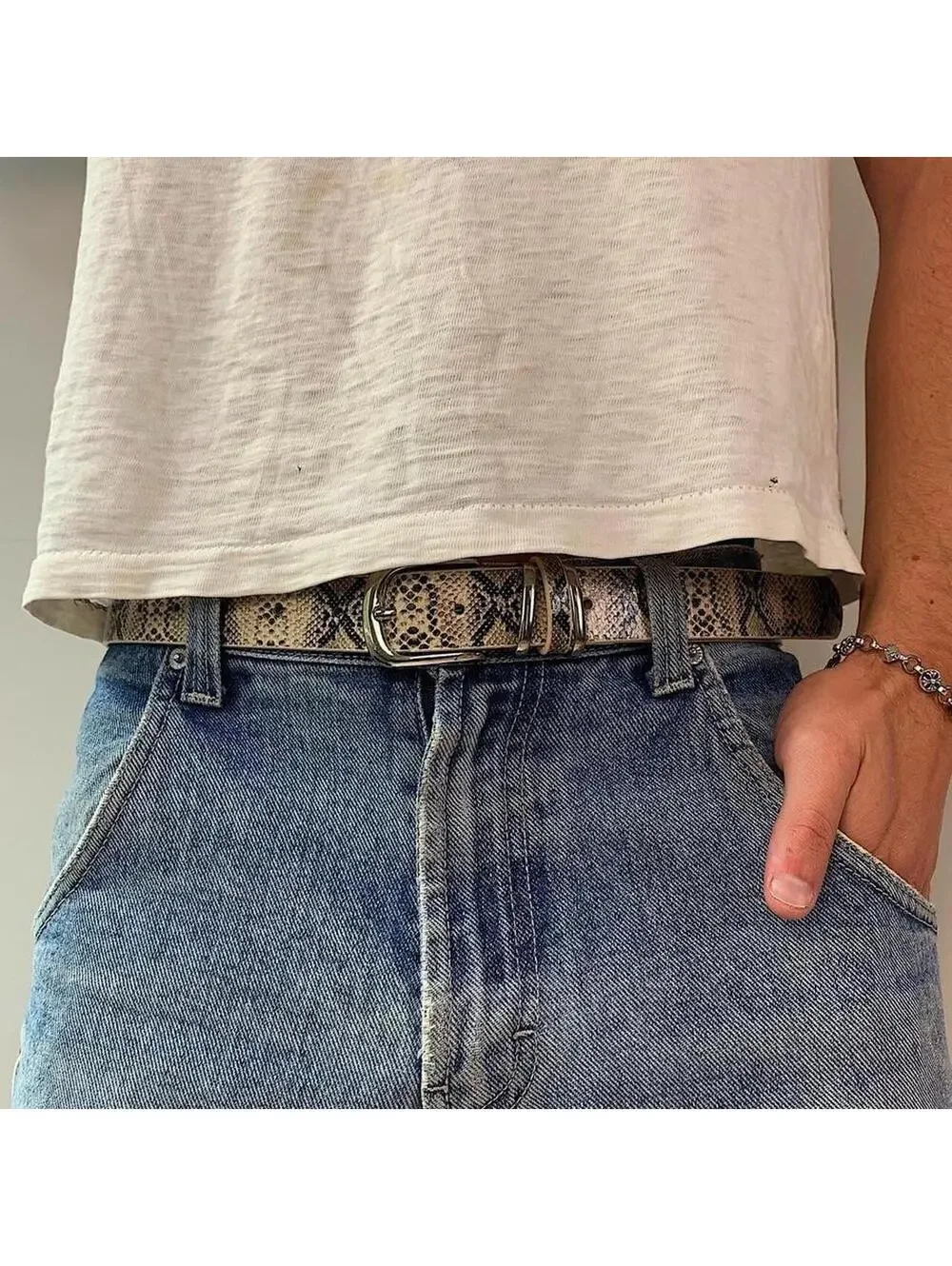 Snake skin y2k style tan belt. Cool grunge/punk look